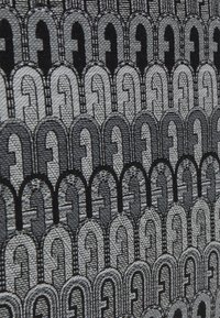 Motif répétitif de formes d'arcs imbriqués dans des nuances de gris et de noir, créant un design de tissu tissé texturé.