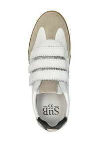 Witte leren sneaker met grijze suède accenten, voorzien van drie klittenbandsluitingen, een ronde neusvorm en een rubberen loopzool met een logo aan de binnenkant.
