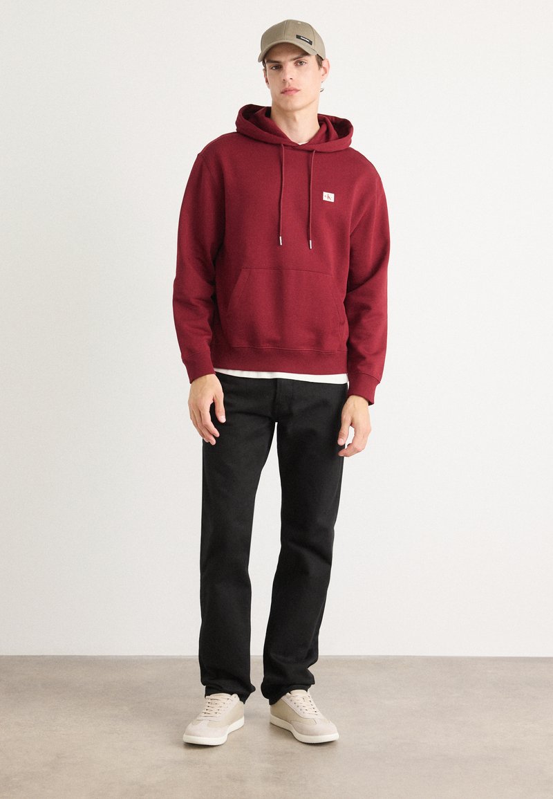 Calvin Klein Jeans BADGE - Mikina s kapucí - renaissance red