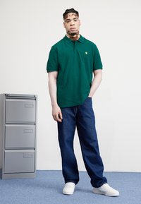 Carhartt WIP CHASE - Polo - chervil/gold