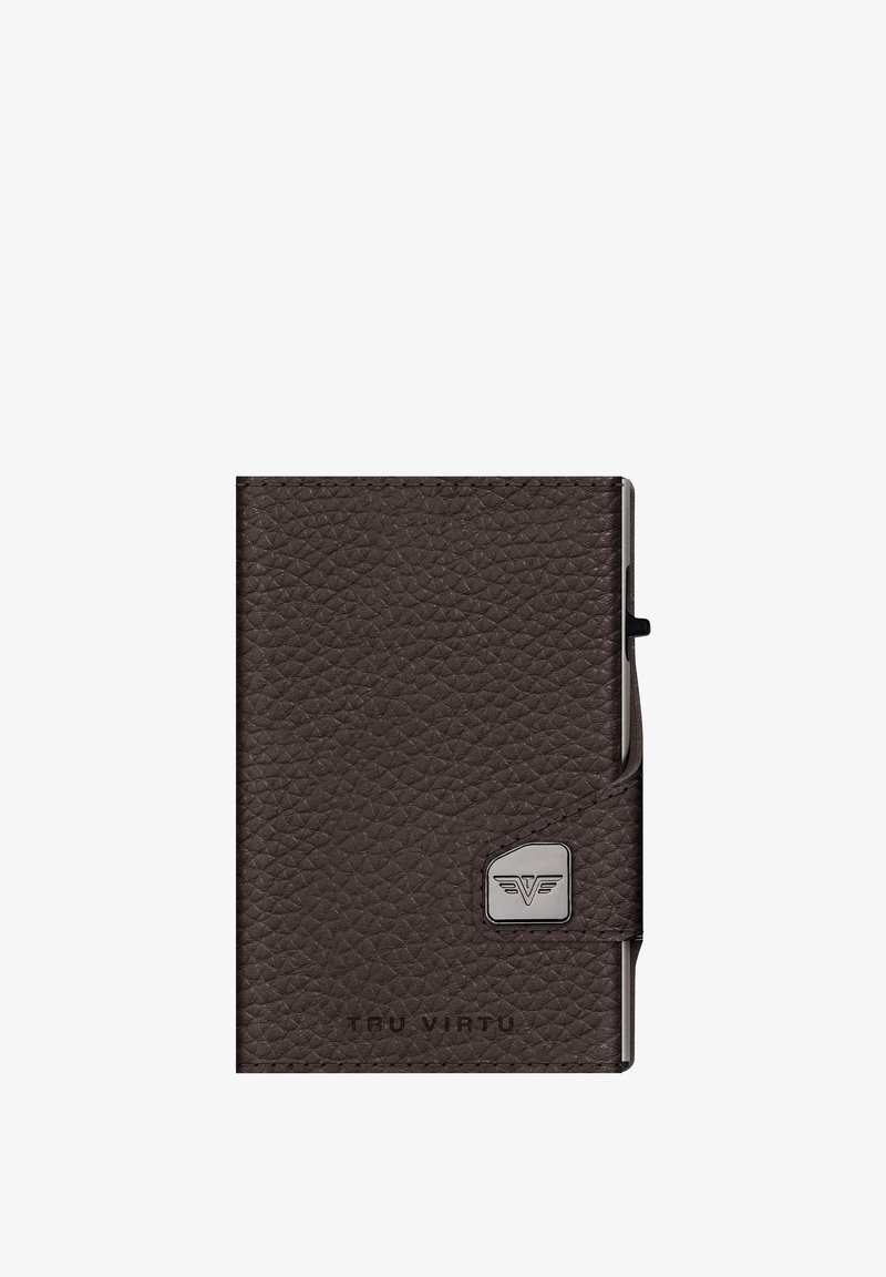 Brun tekstureret læder kort holder med en sølv logo detalje, der har en klipslukning og en slank rektangulær form.