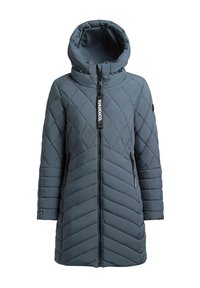 Prešívaná, kapucňová bunda v tlmenej modrej farbe má predný zips, diagonálny švový vzor a dve bočné vrecká. Na zipe je viditeľná značka.