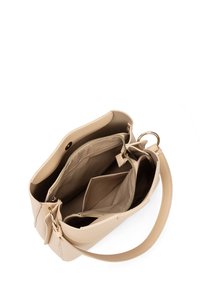 Beige leren handtas met een bovenkant sluiting, binnenzakken en een schouderriem. Kenmerkt zich door een gestructureerde buitenkant en gouden hardwareaccenten.