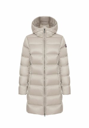 Kergelt beež pufjak, millel on kapuuts, horisontaalne tikandi muster ja eesmine lukk. Varrukal on logoplaat.