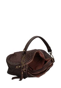 Bruine gevlochten leren handtas met een gladde, textuurvaste basis, dubbele bovenhandvaten en een ritscompartiment, voorzien van messing hardware accenten.