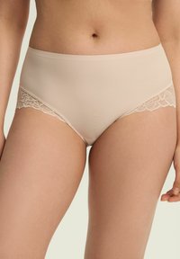 Beżowe majtki z wysokim stanem wykonane z gładkiego materiału z delikatną koronką na nogawkach, z subtelnym połyskiem i bezszwowym wykończeniem.