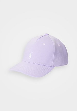 Casquette de baseball violet clair avec une visière incurvée et un petit logo blanc brodé à l'avant, sur un fond blanc uni.