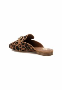 Mules sin espalda con estampado de leopardo y un tacón bajo, con una textura de ante color marrón y una pequeña correa decorativa con un hebilla en tono dorado.