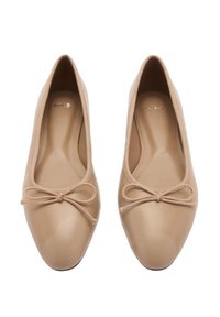 Beige ballerina's van glad synthetisch materiaal, met een ronde neus en een delicate strikaccent aan de voorkant.