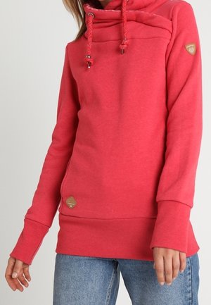 Felpa rossa con colletto alto, cordini, maniche lunghe e dettaglio logo sui lati. Tessuto morbido con polsini e vita a costine. Vestibilità regolare.