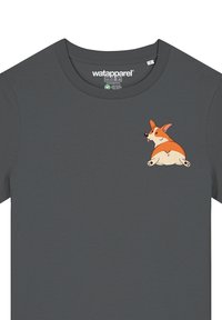 Grijze katoenen t-shirt met een cartoon corgi gedrukt op de linkerkant van de borst. Korte mouwen en een klassieke ronde hals.