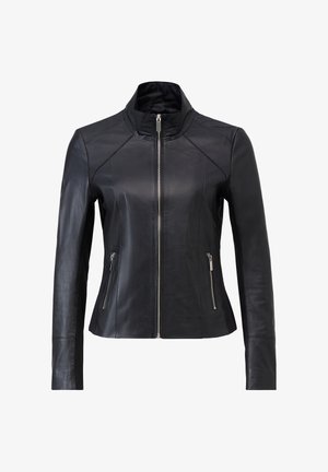 Schwarze Lederjacke mit Stehkragen, Frontreißverschluss und zwei seitlichen Reißverschlusstaschen. Besitzt ein tailliertes Design und eine glatte Textur.