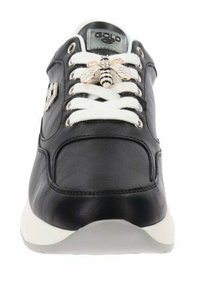 Czarne skórzane sneakersy z białymi sznurówkami, z ozdobą w kształcie pszczoły na języku oraz teksturowaną gumową podeszwą zapewniającą przyczepność.