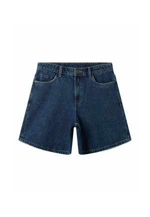 Ciemnoniebieskie szorty jeansowe z przodem zapinanym na guziki, suwakiem, szlufkami na pasek oraz pięcioma kieszeniami, przedstawione na białym tle.