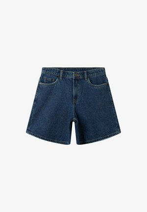 Ciemnoniebieskie szorty jeansowe z przodem zapinanym na guziki, suwakiem, szlufkami na pasek oraz pięcioma kieszeniami, przedstawione na białym tle.