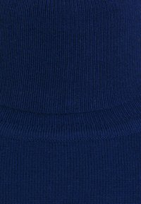 Dunkelblaues geripptes Gewebe mit glatter Textur, das eine enge Webung und ein gleichmäßiges Muster aufweist. Keine zusätzlichen Details oder Akzente.