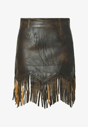 Mørkebrun lædermininederdel med chevron-snitkant og lange flerfarvede læderfransker, der hænger fra den nederste kant.