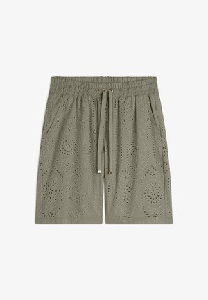 Pantaloncini verde oliva con vita elastica, caratterizzati da motivi floreali e geometrici intagliati, chiusura con coulisse e tasche laterali.