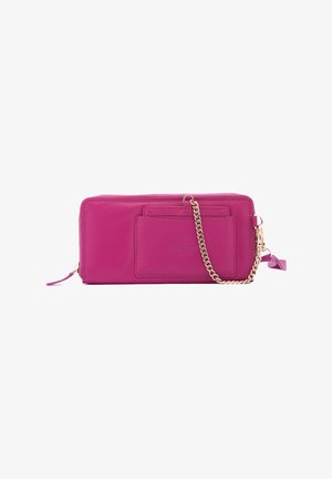 Portafoglio in pelle rosa con tracolla a catena, dotato di chiusura con zip, tasca frontale e logo impresso. Texture liscia e design elegante.