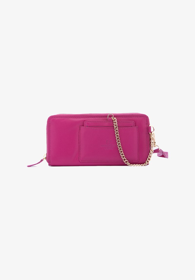 Rosa Lederbrieftasche mit einer Kettenriemen, ausgestattet mit einem Reißverschluss, einer Vordertasche und einem geprägten Logo. Glatte Textur und elegantes Design.