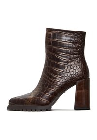 Brauner Stiefel aus Krokodilleder-Prägung mit quadratischer Spitze, robuster Absatz und strukturiertem Obermaterial. Verfügt über eine rutschfeste Sohle für Stabilität.