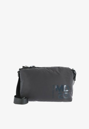 Petit sac en nylon gris à texture lisse, fermeture éclair, bandoulière réglable et logo mat. Il présente une forme rectangulaire.