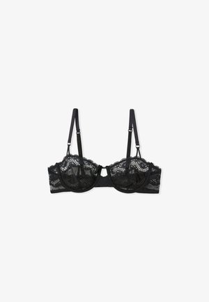 Reggiseno in pizzo nero con ferretto, bordi a scallop e spalline regolabili. Presenta un ritaglio decorativo centrale e un motivo in pizzo floreale.
