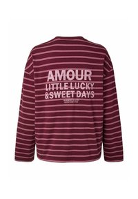 Chemise bordeaux à manches longues avec de fines rayures horizontales roses et un texte au dos indiquant "AMOUR LITTLE LUCKY & SWEET DAYS".