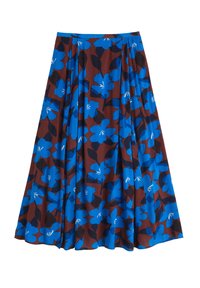 Gonna lunga con uno sfondo marrone e un grande motivo floreale blu, con foglie nere e fiori bianchi come accenti.