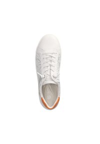 Baskets blanches avec une tige en cuir lisse, ornées d'un subtil motif de branches gris et d'un accent orange sur le talon. Conception à laçage.