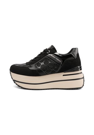 Sneaker platform nera con lacci, suola beige spessa, pannelli laterali con motivo e dettagli in materiale lucido e scamosciato.