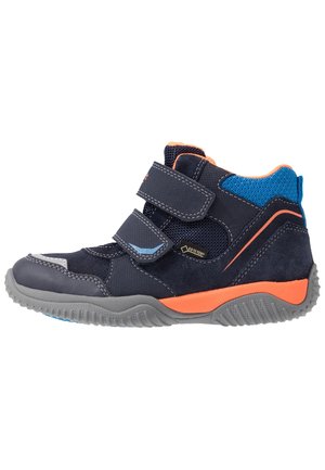 Marineblauer High-Top-Sneaker mit orangefarbenen Sohlenelementen, zwei verstellbaren Klettverschlüssen, blauem Netz-Heel und Gore-Tex atmungsaktivem Stoffetikett.