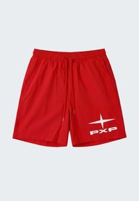 Rote Badeshorts mit elastischem Bund, Kordelzug, Seitentaschen und weißem PXP-Logo am linken Bein.