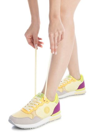 XTI, ZAPATILLA DE MUJER PLANO - Zapatillas - amarillo
