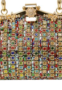 Borsa a tracolla multicolore in metallo dorato. Presenta motivi intricati con gemme rosse, blu, verdi e trasparenti vivaci. Forma strutturata.
