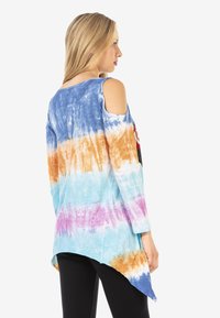 Kaltgeschulter, Batik-Oberteil in lebendigen Farben: Blau, Orange, Pink und Weiß. Lange Ärmel, asymmetrischer Saum, lockere Passform.