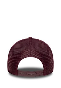 Cappello bordeaux con reticolo sul retro, chiusura a scatto, corona arrotondata e dettagli di cucitura visibili. Tessuto testurizzato per ventilazione.