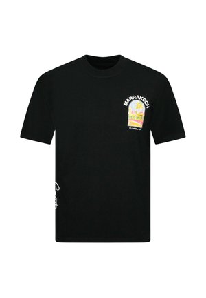 Zwart T-shirt met korte mouwen met een kleurrijke Marrakech-afbeelding en tekst op de bovenste linkerborst en witte tekst aan de onderkant rechts.