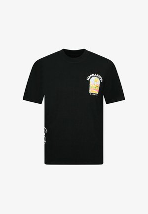 Zwart T-shirt met korte mouwen met een kleurrijke Marrakech-afbeelding en tekst op de bovenste linkerborst en witte tekst aan de onderkant rechts.