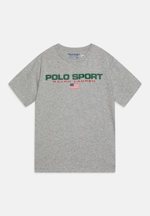 Camiseta gris de manga corta con el texto verde "Polo Sport", texto rojo "Ralph Lauren" y una pequeña bandera americana estampada en el centro delantero.