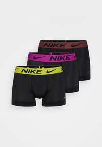 Trzy pary czarnych bokserów z kolorowymi elastycznymi paskami w talii: zielonym, różowym i brązowym, z wyraźnym logo Nike na każdym pasku.
