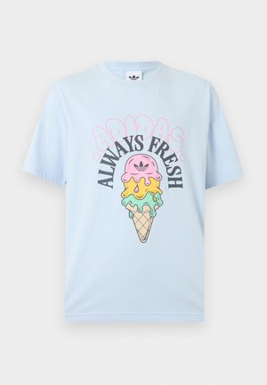 Jasnoniebieski t-shirt z kolorową grafiką topniejącego rożka lodów oraz tekstem "Always Fresh" w czerni i różu na przedzie.