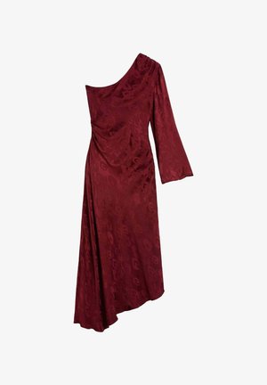Vestido asimétrico de un solo hombro en burdeos profundo, con un tejido suave y texturizado que presenta sutiles patrones florales y mangas acampanadas.