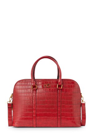 Bolso de mano rojo de cuero sintético con textura de cocodrilo, con doble asa, correa de hombro desmontable y logo "nō" en tono dorado en el frente.