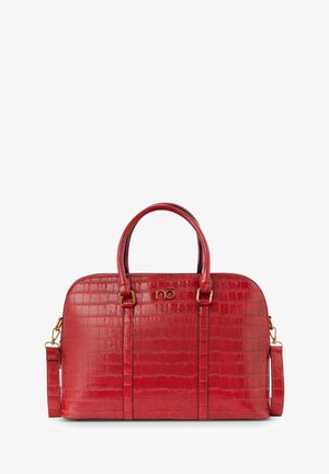 Bolso de mano rojo de cuero sintético con textura de cocodrilo, con doble asa, correa de hombro desmontable y logo "nō" en tono dorado en el frente.