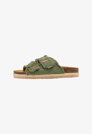 Groene stoffen slide-sandaal met rafelige accenten, dubbele banden met gouden hardware, en een getextureerde kurken zool met een jute rand.