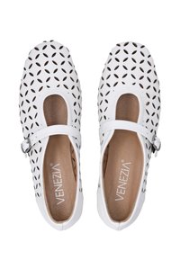 Weiße perforierte Schuhe mit runder Zehenform und ausgeschnittenem Design. Verfügt über einen verstellbaren Riemen mit einer Metallschnalle und eine strukturierte Innensohle.