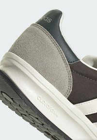 adidas Sportswear RUN 70S 2.0 - Zapatillas de trail running - shadow olive   off white   silver pebble