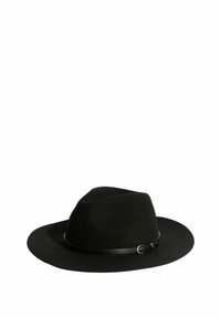 Čierny široký fedora klobúk s čiernou koženou páskou a malou zlatou sponou okolo spodnej časti, zobrazený na bielom pozadí.