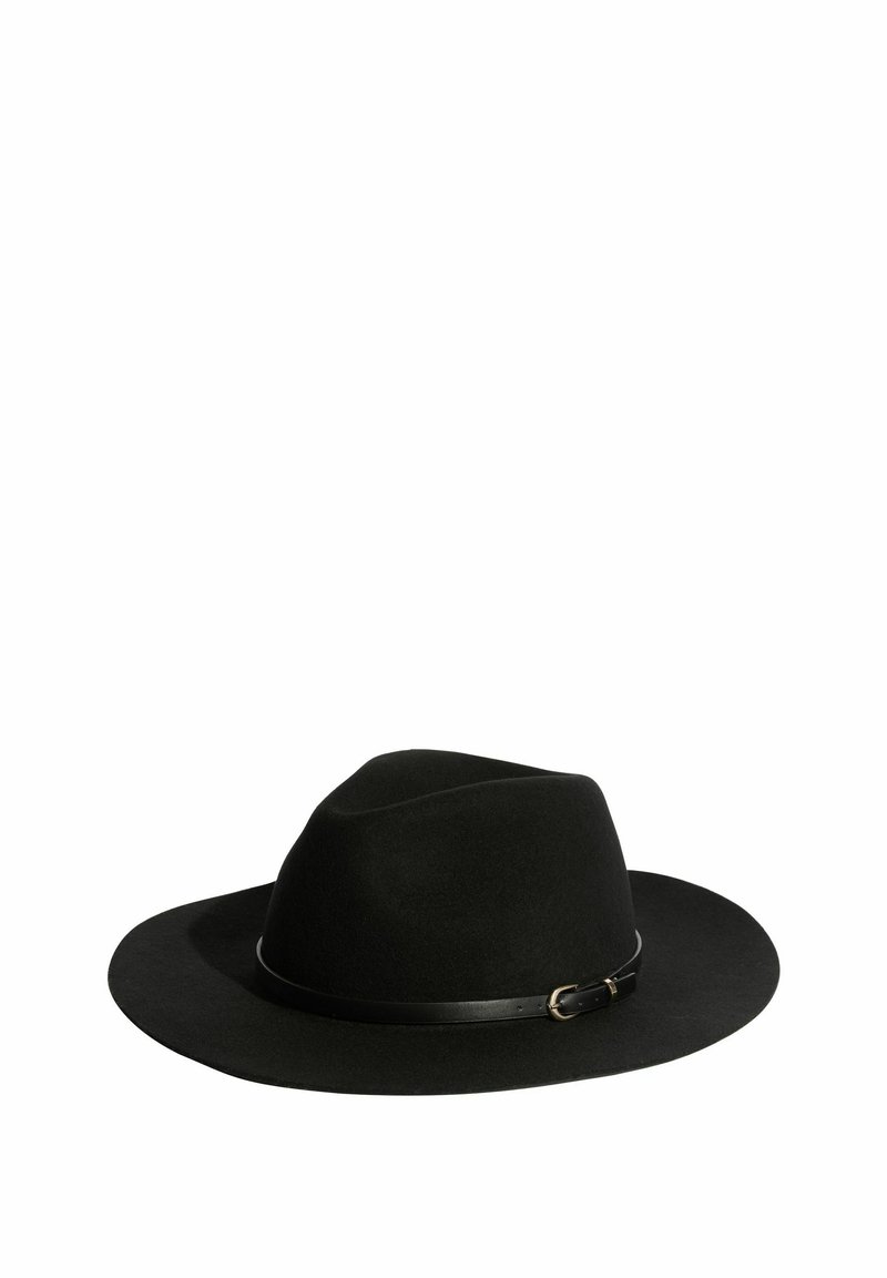 Čierny široký fedora klobúk s čiernou koženou páskou a malou zlatou sponou okolo spodnej časti, zobrazený na bielom pozadí.